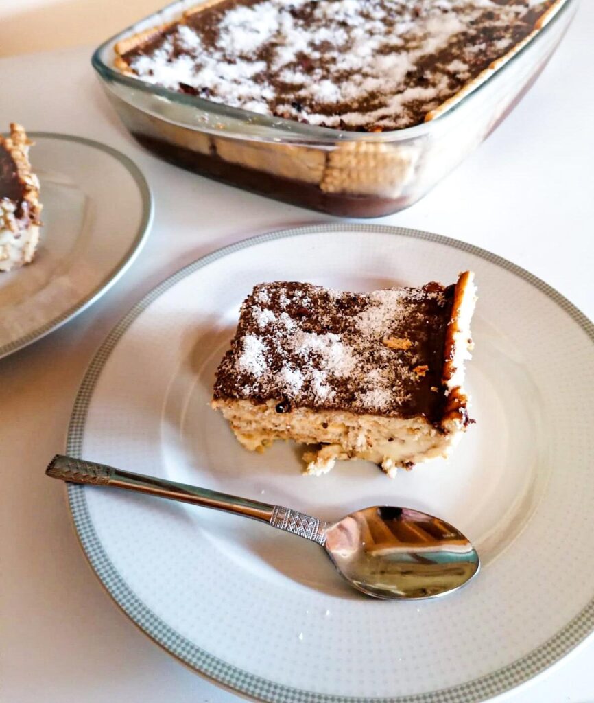 Tort de biscuiti cu crema de vanilie si sirop de capsuni